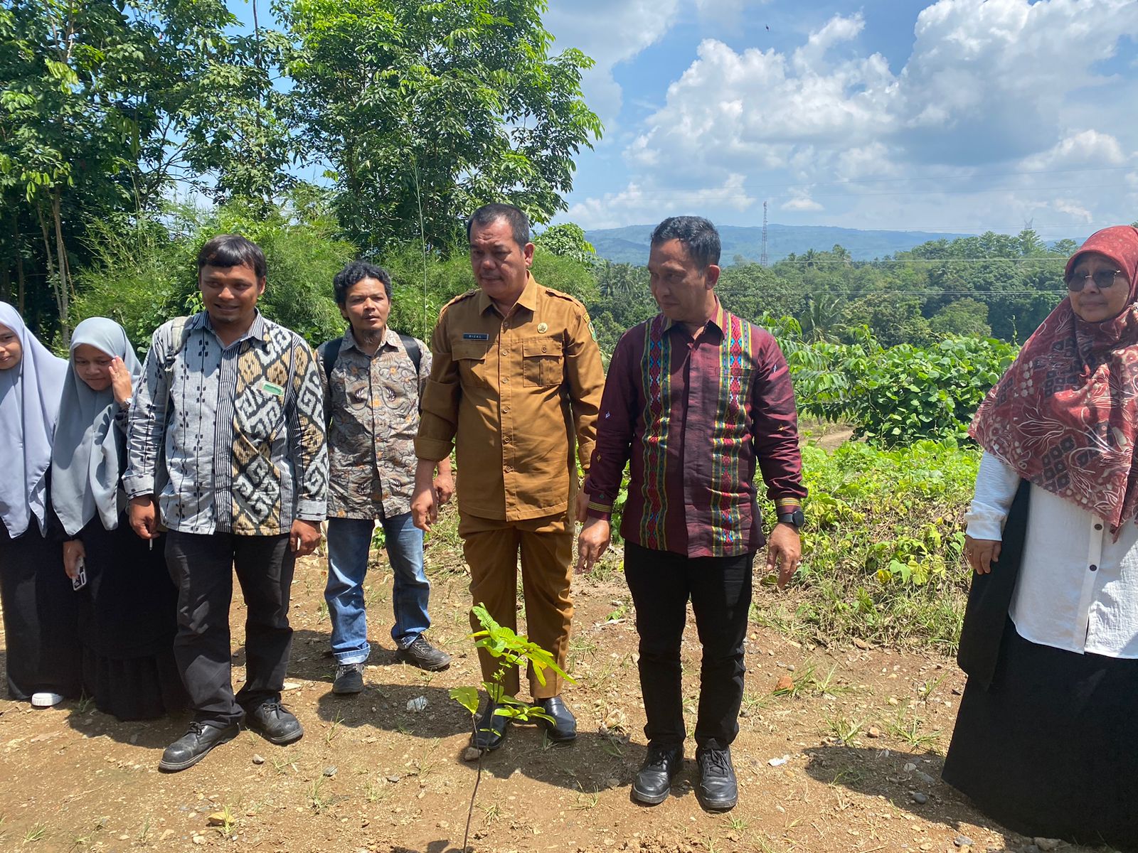 Peringati Hari Pohon Sedunia, HMPS Tadris Biologi Gandeng KaDis Tapsel dan KaBappeda Tapsel Tanam Bibit Pohon