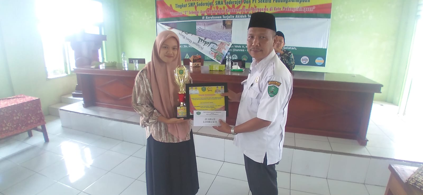 Ade Juwita Harahap yang berhasil memboyong Juara II Bidang Karya Tulis Ilmiah di Ajang Harmony Festival