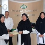 Penghargaan Tanda Mata kepada Ibu Dra. Hj. Tatta Herawati Daulae, M.A atas Sebagai Dosen Terdisiplin Apel rutin Mingguan