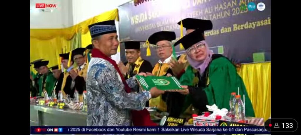 Momen Haru di Wisuda UIN Syahada: Ayah Wakili Putra yang Telah Tiada Terima Ijazah Wisudawan Terbaik