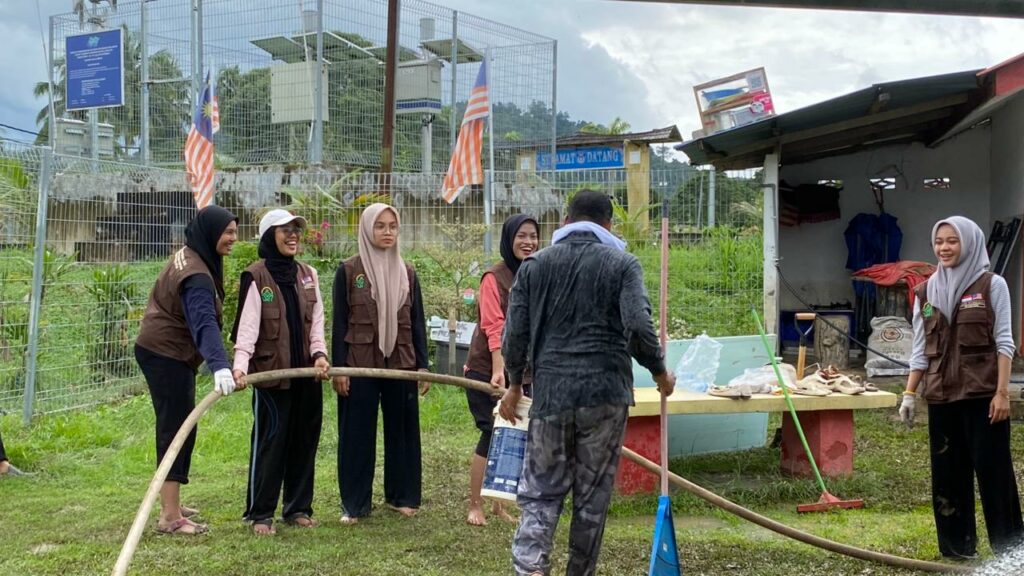 Mahasiswi FTIK UIN Syahada Padangsidimpuan Bersama Warga Hulu Langat Malaysia Gotong Royong Peduli Banjir