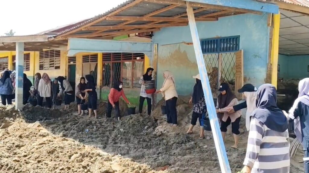 PGMI UIN Syahada Padangsidimpuan Gelar Bakti Sosial di  MTs. Negeri 4 Tolang Julu yang Terdampak Banjir